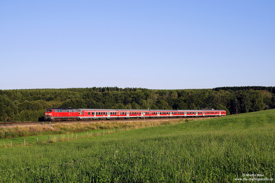 Wegen eines Defekts am Steuerwagen verkehrte der RE12090 am 4.8.2009 mit der Lok vor dem Steuerwagen und einer Verspätung von 30 Minuten. Angetroffen bei Schmidtheim.