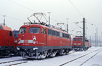 115 302, ehemals 110 302, abgestellt im verschneiten Abstellbahnhof Stuttgart Rosenstein