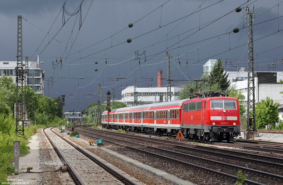 Mit einem Regionalexpress nach Salzburg eilt die 111 071 am 16.5.2012 durch den Bahnhof München-Heimeranplatz. Die Lok wurde inzwischen ausgemustert und im Juni 2020 in Opladen verschrottet.