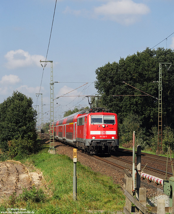 111 132 an einem mit Anrufschranke gesicherten Feldwegübergang bei Salzbergen