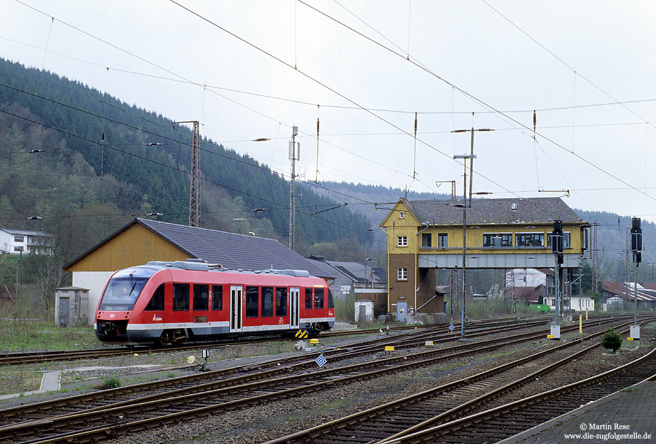 640 008 im Bahnhof Finnentrop mit Reiterstellwerk
