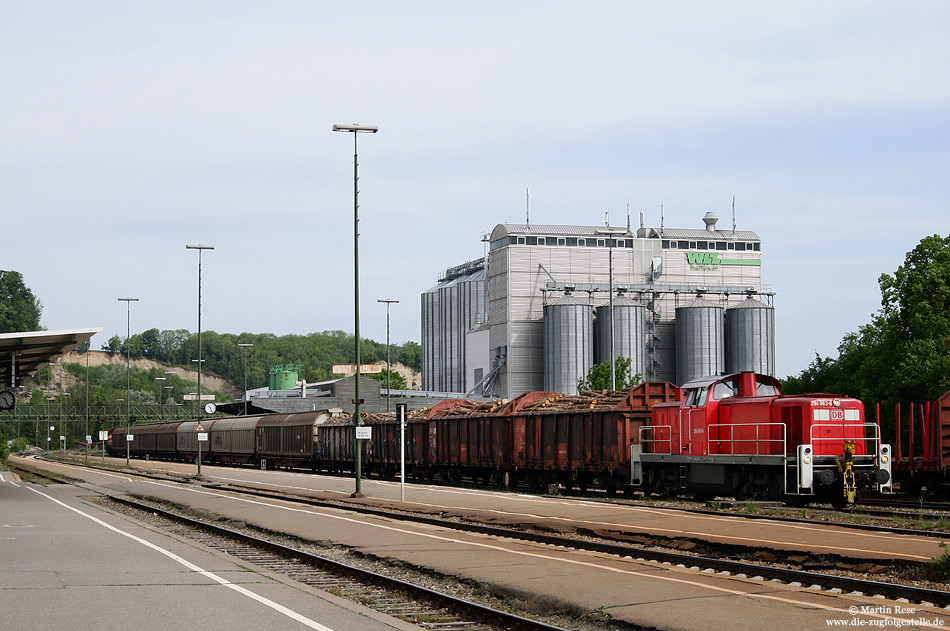 Mit dem stattlichen FZT56241 aus Ulm ist die 294 863 soeben in Biberach eingetroffen. 10.5.2007