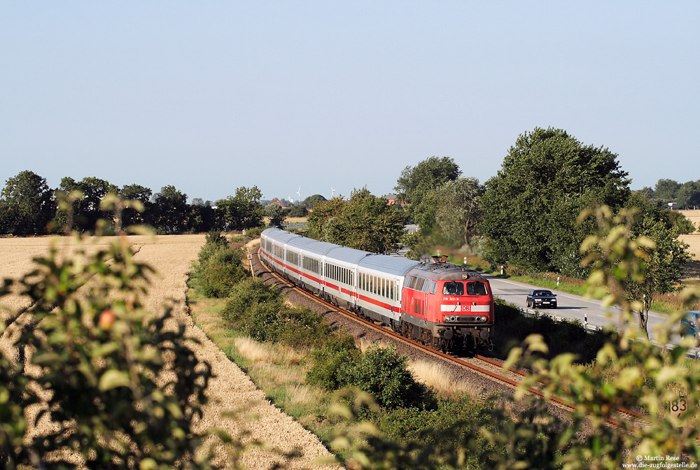 218 322mit Intercity auf der Insel Fehmarn bei Burg West