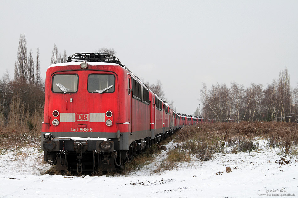 Derzeit hat der in Opladen ansässige Schrotthändler „Bender“ viel zu tun. Am 2.12.2010 warteten dort über 35 Lokomotiven auf den Schneidbrenner! Angeführt wurde die nahezu endlose Reihe von der 140 869, die am 20.12.2010 den Weg es alten Eisens ging. 
