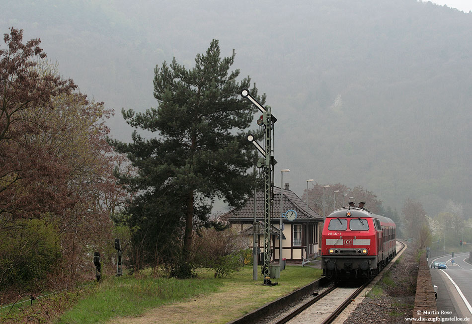 Aus gegebenem Anlass gibt es nun eine kleine Bilderserie aus dem Ahrtal, wo seit Mitte März ein 643-Umlauftag mit der Baureihe 218 gefahren wird. Mit der RB12719 legt die 218 137 in Walporzheim einen kurzen Halt ein. 19.4.2010