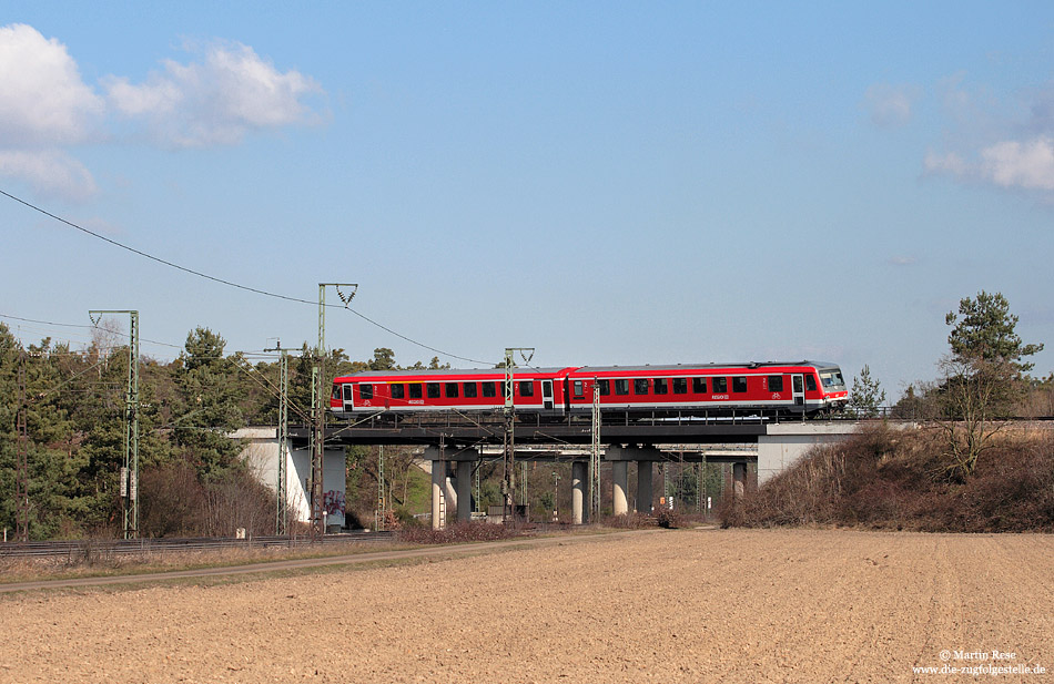 Nördlich von Graben Neudorf kreuzt die KBS 704 die Hauptstrecke Mannheim - Karlsruhe. Hier fährt der 628 215 als RB18768 nach Germersheim. 5.3.2010. In Kürze beginnen auch zwischen Graben Neudorf und Germersheim die Elektrifizierungsarbeiten.