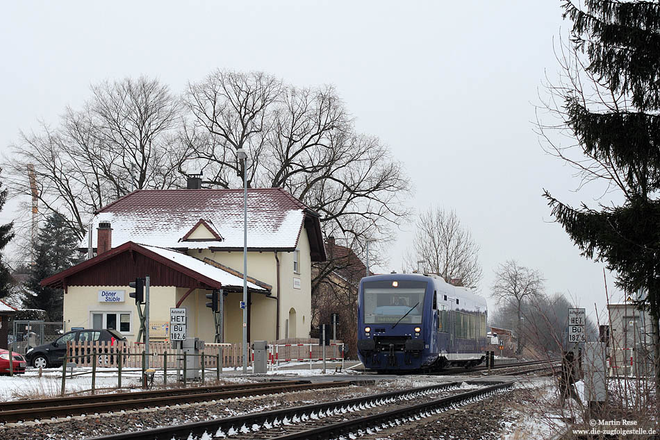 Der Nahverkehr zwischen Aulendorf und Friedrichshafen wird von der BOB (Bodensee Oberschwaben-Bahn) erbracht, die hier mit dunkelblauen Triebwagen vom Typ Regioshuttle im Stundentakt verkehrt. Als BOB 87229, nach Friedrichshafen Hafen, hat der VT69 den Haltepunkt Oberzell erreicht. 27.1.2010