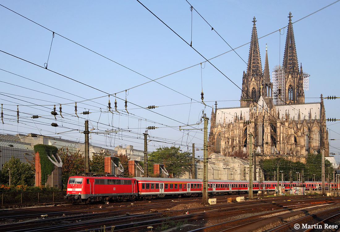 Am Morgen des 1.8.2011 verlässt die 111 151 mit der RB10306 (Bonn Mehlem – Wuppertal Hbf) den Kölner Hauptbahnhof.  
