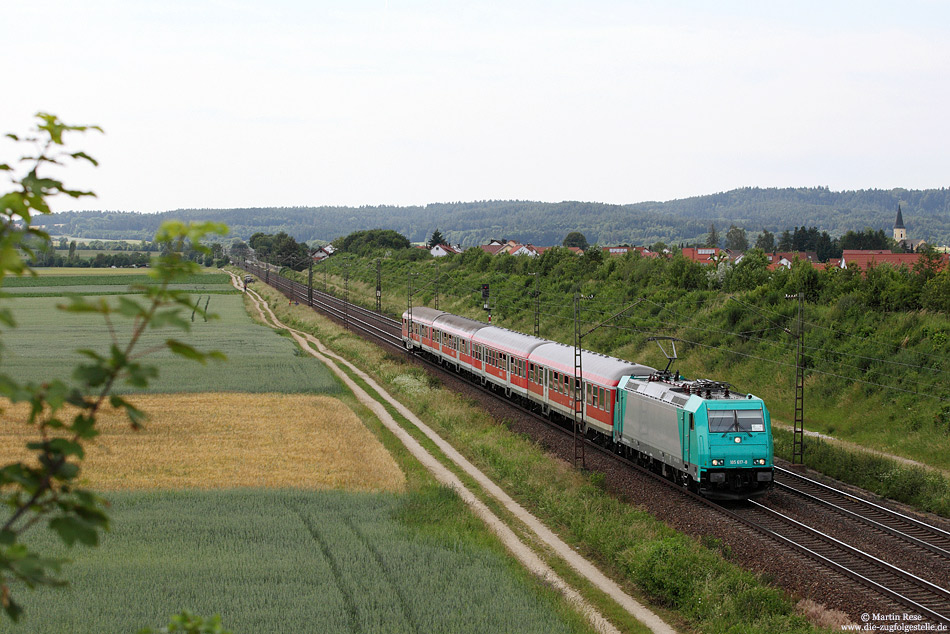 Wie schon in den letzten Monaten, gibt es auch im Juni ein Foto vom Ersatzverkehr zu sehen: Mit der S3 aus Nürnberg Hbf hat die 185 617 soeben den Haltepunkt Pölling verlassen und wird in Kürze den Zielbahnhof Neumarkt (Oberpf.) erreichen. 16.6.2011