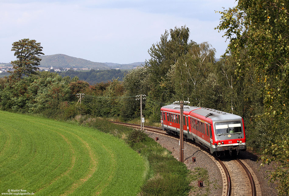 Nahe Mayen Ost fährt der 629 303 als RB12440 aus Andernach kommend nach Kaisersesch, 26.9.2011. Hier auf der steigungsreichen 