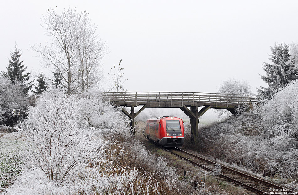 Ein weiteres Foto des 641 035 entstand nahe Emleben. Hier fährt der Triebwagen als RB16764 aus Gräfenroda nach Gotha durch die vom Raureif überzogene Landschaft.