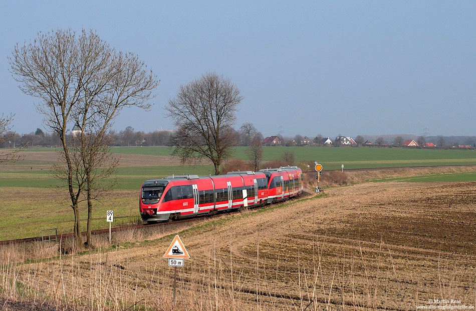 Zwischen Münster und Coesfeld dominieren die Triebwagen der Baureihe 643. Als RB29070 fährt der 643 574 bei Havixbeck nach Coesfeld. 22.3.2011
