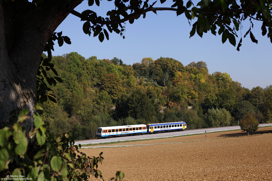 Auf der Strohgäubahn Korntal – Weissach kommen überwiegend Triebwagen vom Typ NE81 zum Einsatz. Bei Schwieberdingen fährt der, aus dem VT410 und VS201 gebildete, WEG1057 nach Korntal. 28.9.2011