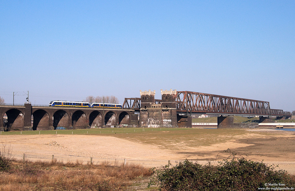 Seit Dezember 2009 verkehrt die Nordwestbahn auf dem „Niers-Rhein-Emschenetz“. Als NWB75104 nach Xanten überquert der VT577 die Rheinbrücke bei Duisburg Hochfeld Süd. 8.3.2011
