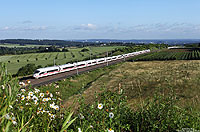 Auf der Schnellfahrstrecke Köln-Rhein/Main kommen ausschließlich ICE3 zum Einsatz. Bei Bockeroth erklimmt der ICE513 (Hamm – München) die Höhen des Westerwaldes. 22.6.2012