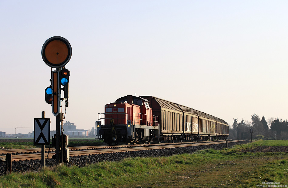 … um wenige Minuten später als FZT54558 nach Köln zu fahren. Fotografiert am nördlichen Einfahrvorsignal von Derkum. 12.3.2014