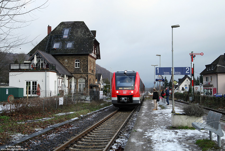 Schnell noch einmal in Bad Bodendorf vorbei geschaut. Seit meinem letzten Besuch hier im Dezember 2010 wurden doch tatsächlich die Telegrafenleitungen zurück gebaut! Hier habe ich den „kleinen LINT“ 622 016 fotografiert.