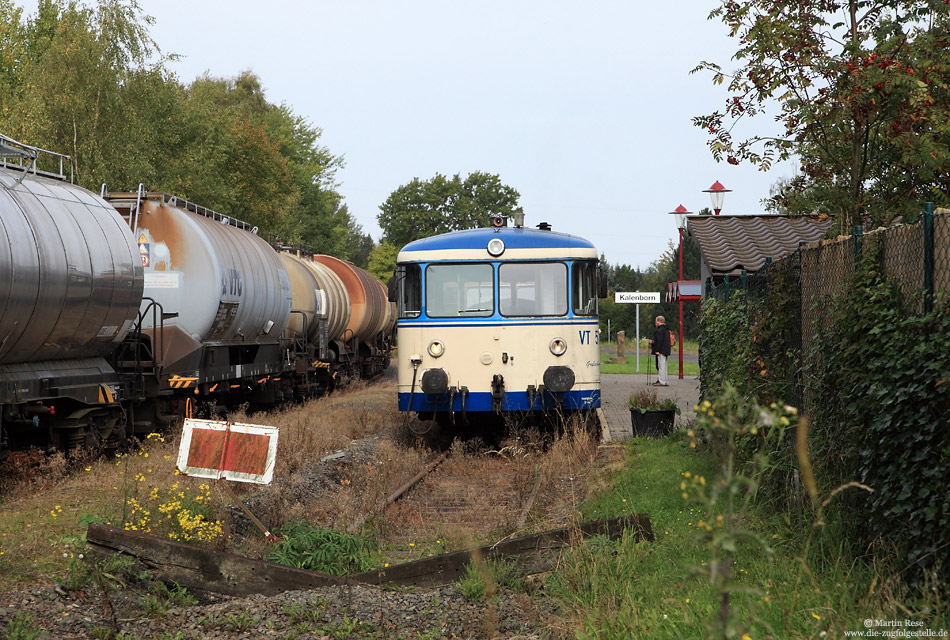 Auf der Kasbachtalbahn (Linz – Kalenborn) bietet die „Eifelbahn Verkehrs mbH“ einen Ausflugsverkehr mit Schienenbussen an. Aus Linz kommend hat der VT57 (ex. DKB206, ex. DB 798 808) den Endbahnhof Kalenborn erreicht. 24.9.2014