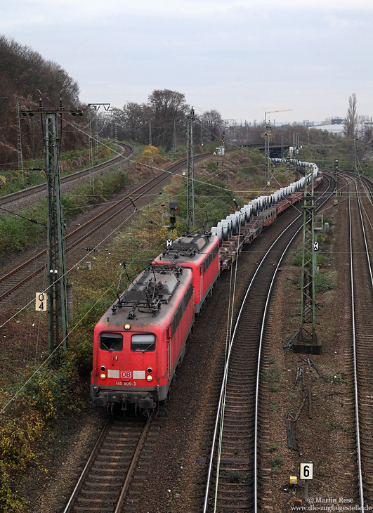 Mitte Dezember war ich mal wieder in der Heimat. Beim Warten auf den Ersatzpark des National-Express bekam ich bei Köln West das 140-Doppel (140 805 + 140 833) mit dem GM60305 nach Andernach vor die Linse. 12.12.2015