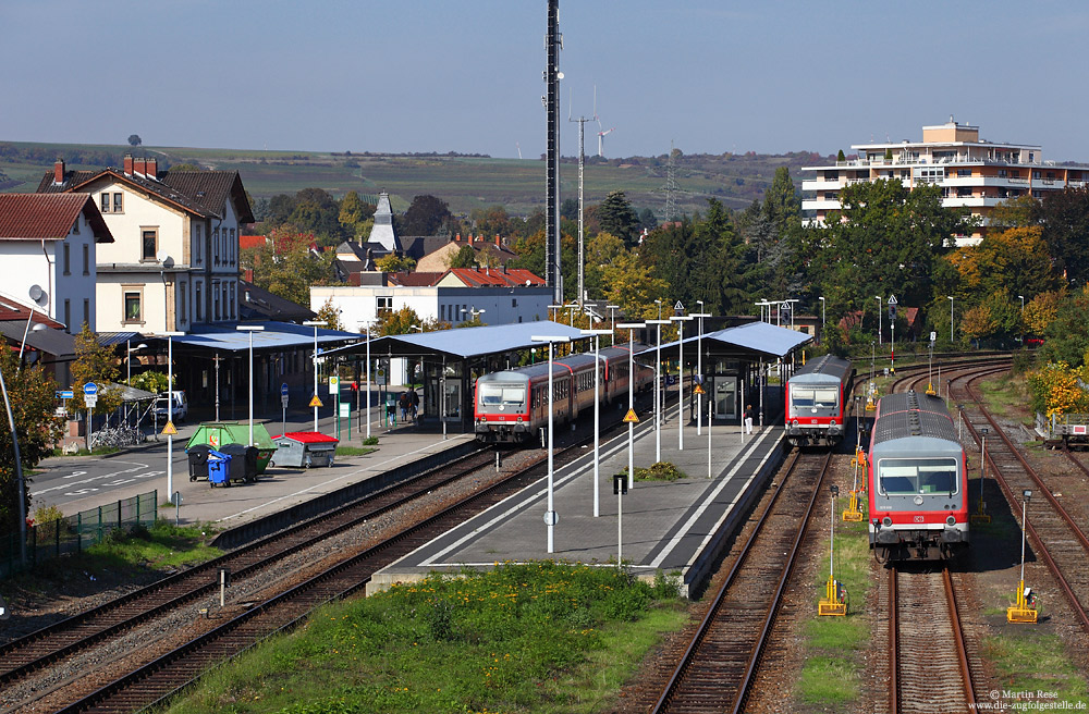 Die Bahnanlagen des Bahnhofs Grünstadt wurden mit der Errichtung des ESTW dem Bedarf angepasst. Einst trafen hier fünf Strecken zusammen, von den heute noch drei in Betrieb sind! 