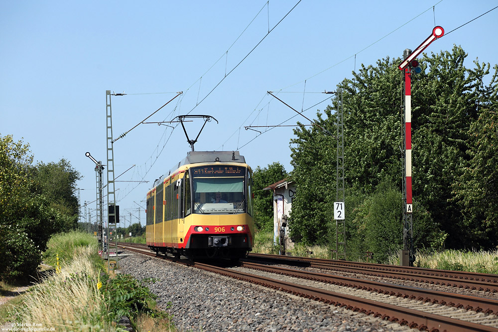 Auf der Strecke Rastatt – Durmersheim – Karlsruhe befindet sich die mit Formsignalen ausgestattete Blockstelle Bashaide. Zwischenzeitlich ist diese Zugfolgestelle durchgeschaltet, so dass die Signale stets Hp1 (Fahrt) zeigen. Auf dem Weg von Freudenstadt nach Karlsruhe Durlacher Tor passiert die S41 die Blockstelle. 16.7.2015