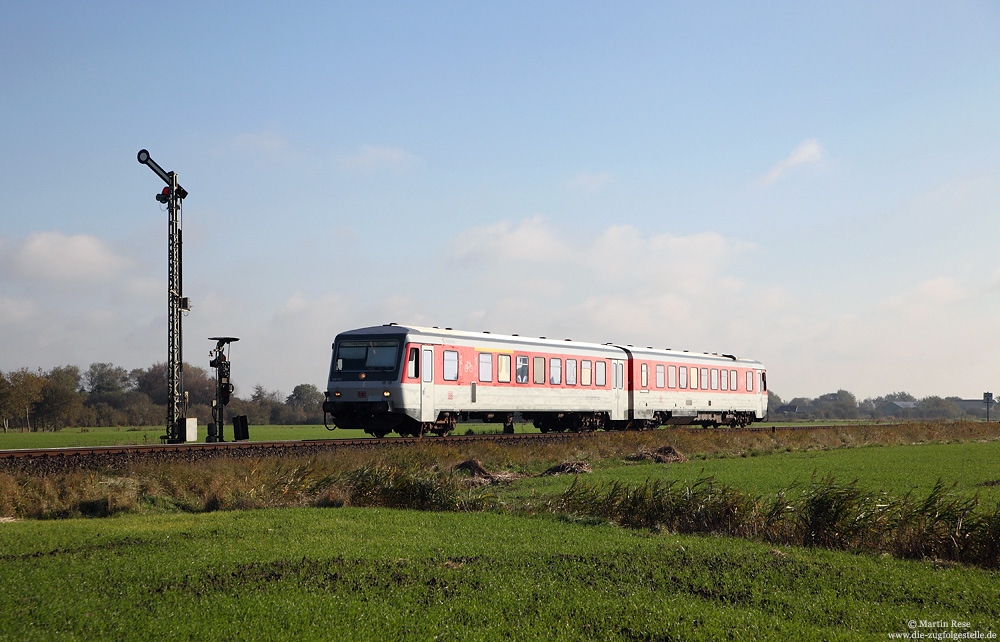 Ein Kurzurlaub führte mich mal wieder in den hohen Norden – rund um Niebüll. Wider Erwarten zeigte sich der Herbst hier von seiner besten Seite! Am südlichen Einfahrsignal von Klanxbüll habe ich den 628 540, unterwegs als SSP1428 (Bredstedt – Westerland) fotografiert, 25.10.2016.

