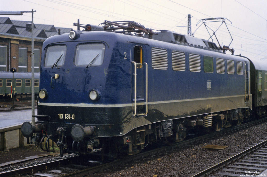 110 131 in blauer Lackierung und mit Schweigerlüftergitter in Paderborn Hbf