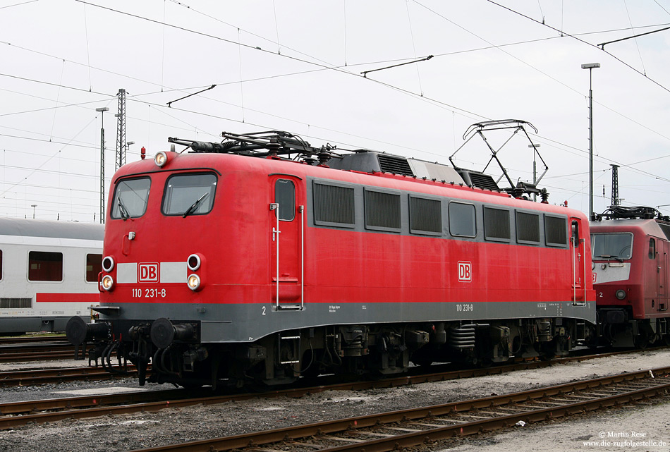 110 231 in verkehrsrot im Bahnhof Dortmund Bbf