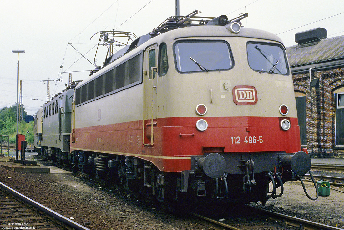 112 496 mit rotem DB-Gußschild auf der Front im Bw Kassel Hbf