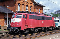 110 107 in orientrot im Bahnhof Barnstorf