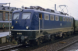 110 131 in blauer Lackierung und mit Schweigerlüftergitter in Paderborn Hbf