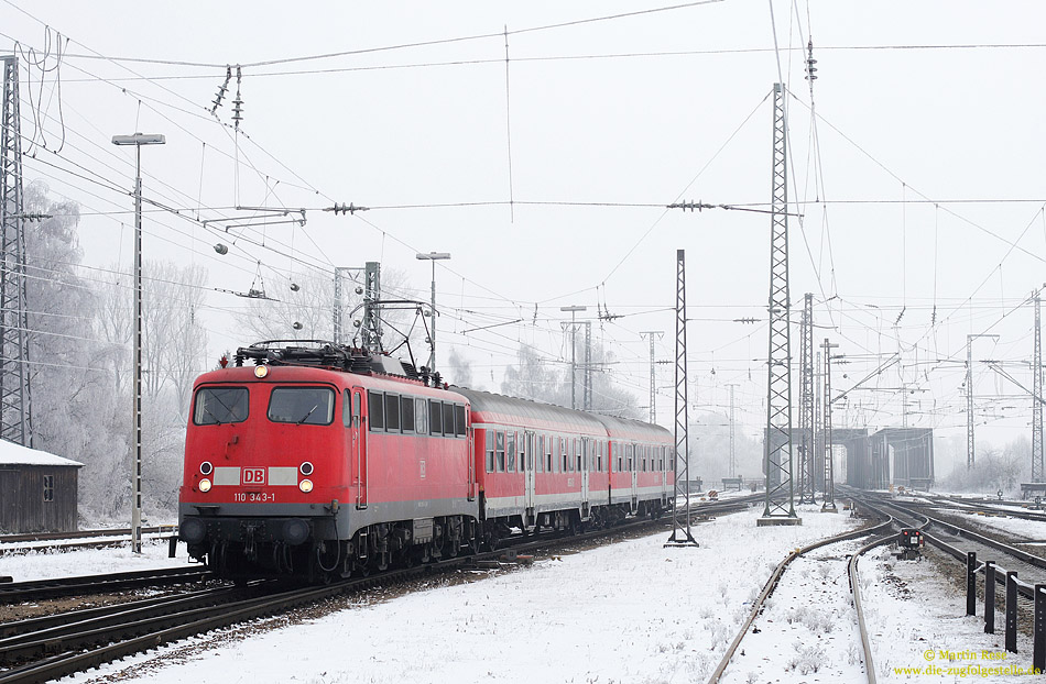 110 343 mit 440-Ersatzzug in Donauwörth im Schnee