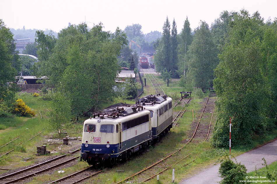 110 364 in oceanblau beige im Bahnhof Opladen beim Schrotthändler Bender