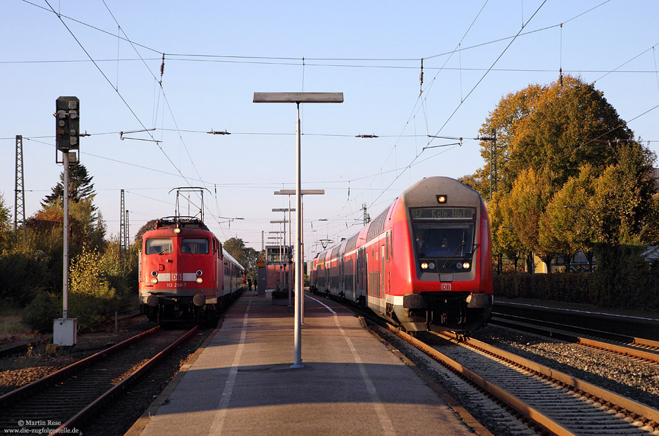 Schon in Norddeich Mole haben wir den mit der 113 268 bespannten IC 2421 gesehen. Auf der Fahrt nach Köln wurde dieser Zug in Greven planmäßig vom RE10733 überholt. 16.10.2006. Es kommt nicht häufig vor, dass ein InterCity planmäßig von einem Regionalexpress überholt wird!

