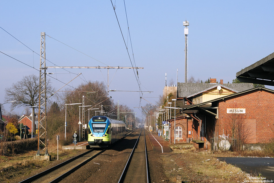 Der einstige Bahnhof Mesum wurde bis zur Inbetriebnahme des ESTW in Rheine im Dezember 2001 noch als Blockstelle genutzt. Seither ist diese Betriebsstelle nur noch ein Haltepunkt. Hier habe ich am 5.2.2009 den ET016 der Westfalenbahn fotografiert.