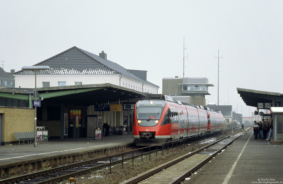 Im seiner Zeit typischen Baustil wurde 1956 das Empfangsgebäude von Euskirchen errichtet. Am trüben 23.2.2005 steht hier der RE11409 nach Trier zur Abfahrt bereit. 