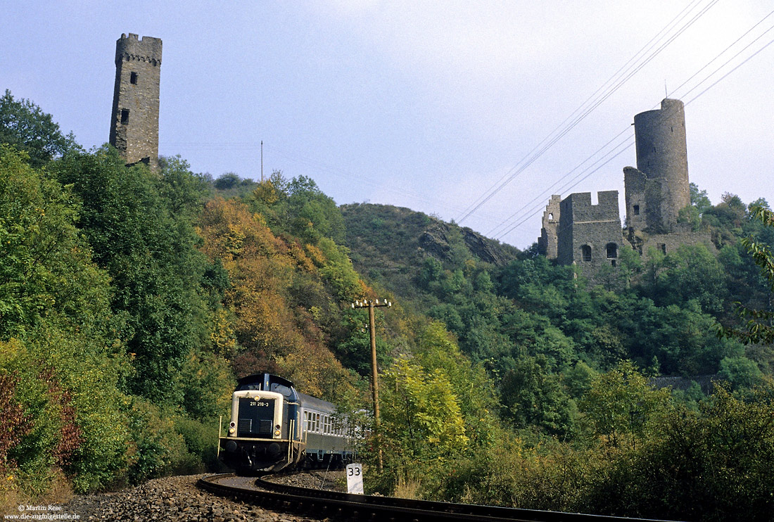 211 218 mit Löwenburg bei Monreal auf der Eifelquerbahn