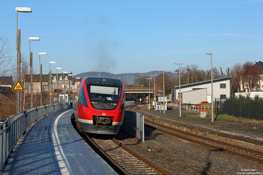 643 547 auf der Pellenz-Eifelbahn im Bahnhof Plaidt Bahnsteig aus Metallbauteilen