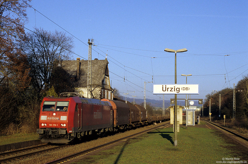 185 178 durchfährt mit einem Güterzug den Bahnhof Ürzig DB