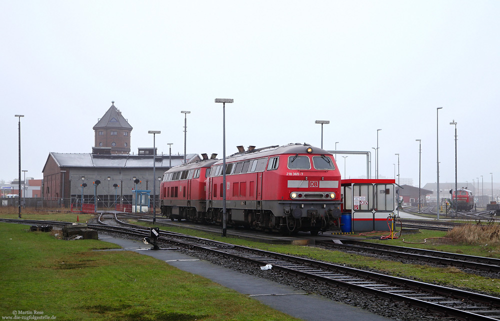 Marschbahn, 218 369 am der Tankstelle im Bahnhof Westerland