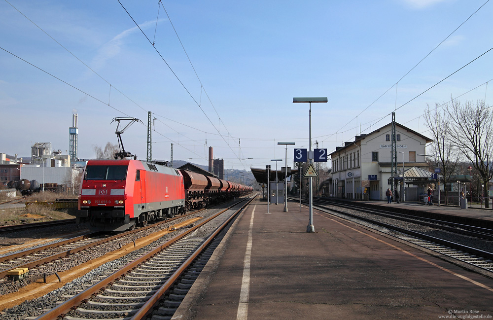 Auch im Güterverkehr gibt es hochwertige und weniger hochwertige Züge. Zu letzterer Kategorie dürfte der mit der 152 055 bespannte Schotterzug gewesen sein, der am 26.3.2013 in Bad Hönningen die Überholung mehrerer anderer Güterzüge abwarten musste. 

