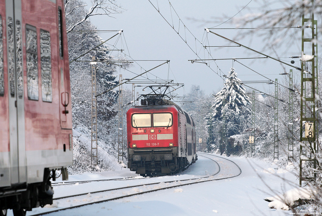 Als es im Bergischen Land noch richtigen Winter gab: Mit dem RE10721 (Rheine – Krefeld) hat die Dortmunder 112 136 gerade den Solinger Hauptbahnhof verlassen und begegnet einen Richtung Wuppertal fahrenden 425, 7.12.2010.