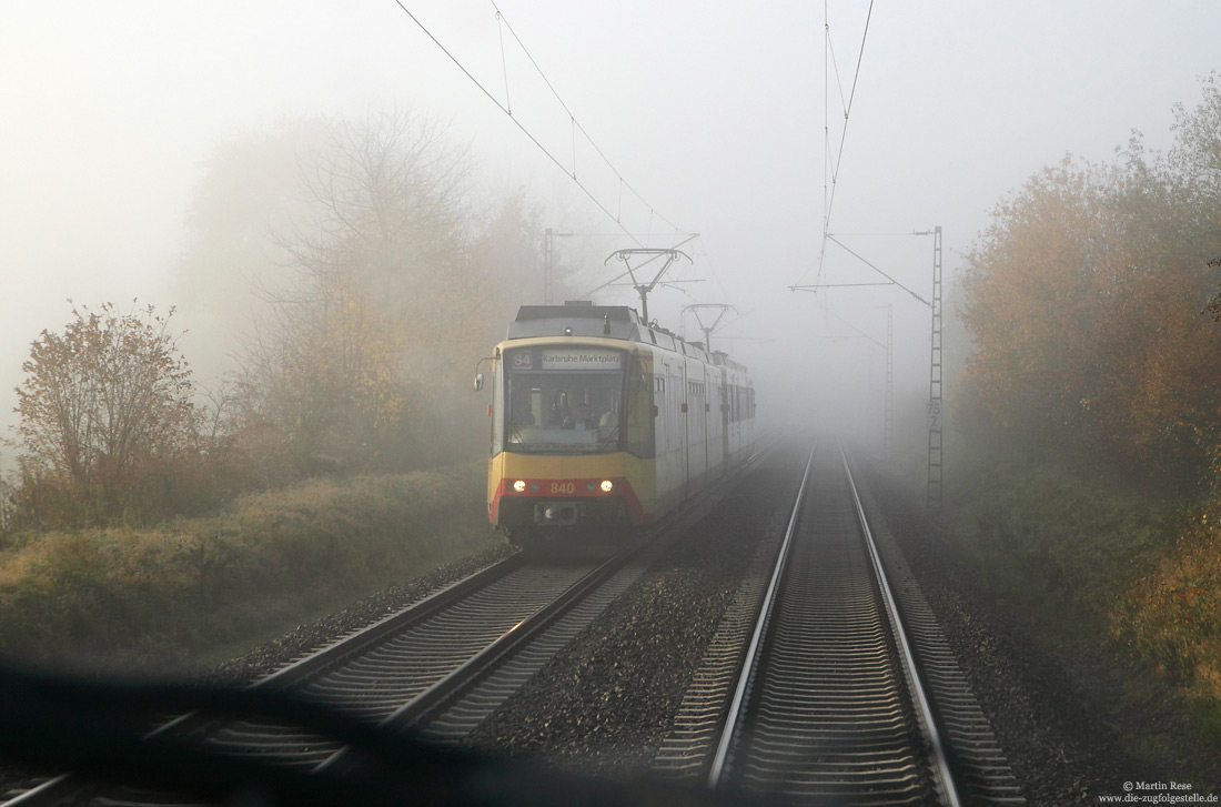 Der Frühnebel des 13.11.2012 lichtet sich gerade, als mir bei Durmersheim der AVG840 entgegen kommt.