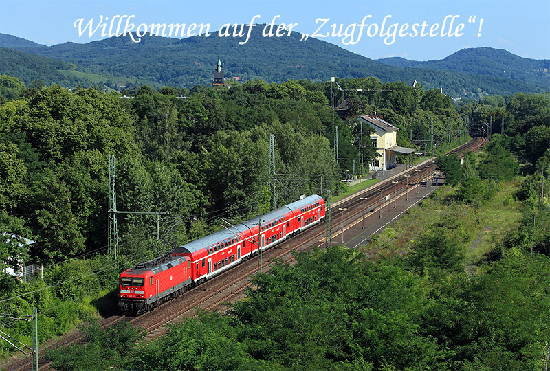 Vom Parkhaus am Bahnhof Bonn-Oberkassel hat man einen prima Blick auf die rechte Rheinstrecke und das Siebengebirge. Am 17.7.2014 fährt hier die Trierer 143 919 mit der Regionalbahn 12524 nach Mönchengladbach Hbf gen Köln.
