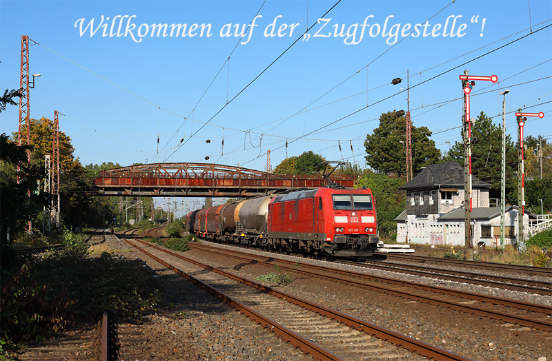 Mit einem gemischten Güterzug nach Gremberg durchfährt die 185 197 am 8.10.2021 den Bahnhof Düsseldorf Rath mit dem bekannten Ensemble aus Stahlbrücke, Formsignalen und Stellwerk.