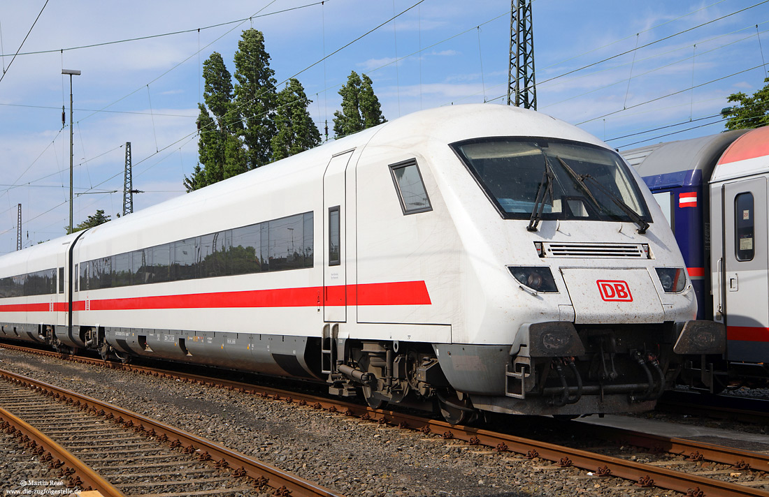 Apmz 116.8 (70 80 80-95 714-3) in ICE-Farbe in  Düsseldorf Abstellbahnhof