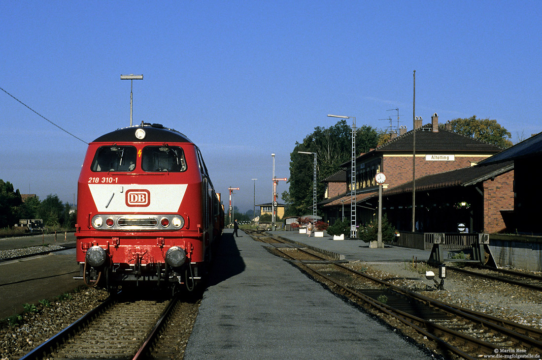 218 310 vom Bw Mühldorf im Bahnhof Altötting