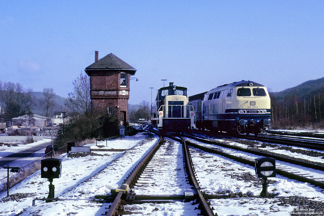218 139 und 260 587 mit Stellwerk im Bahnhof Marsberg
