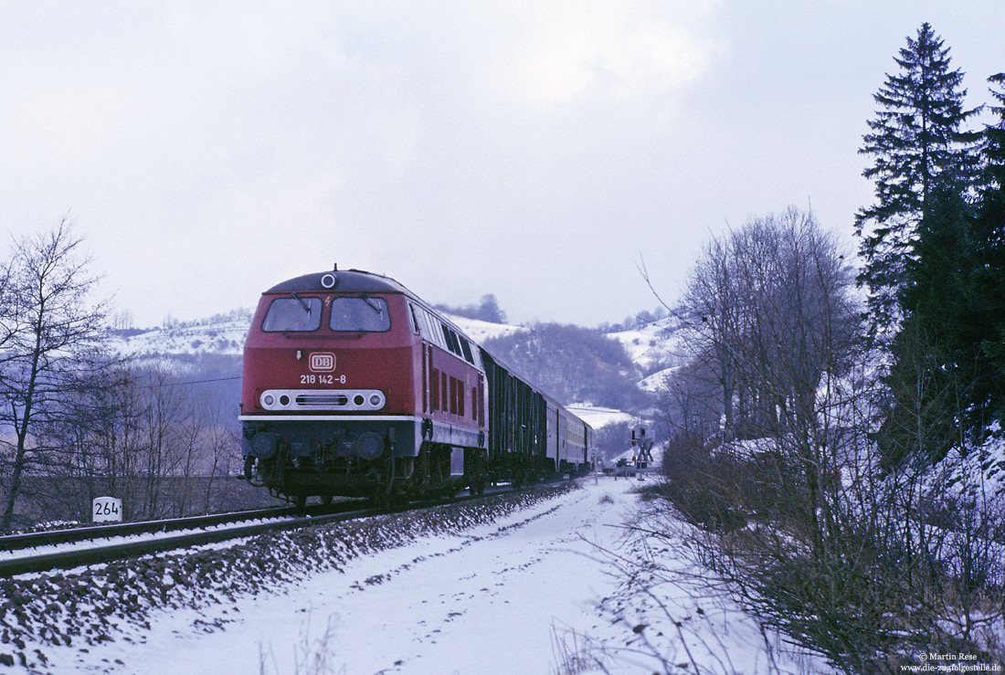 218 142 in roter Lackierung zwischen Marsberg und Beringhausen auf der oberen Ruhtalbahn