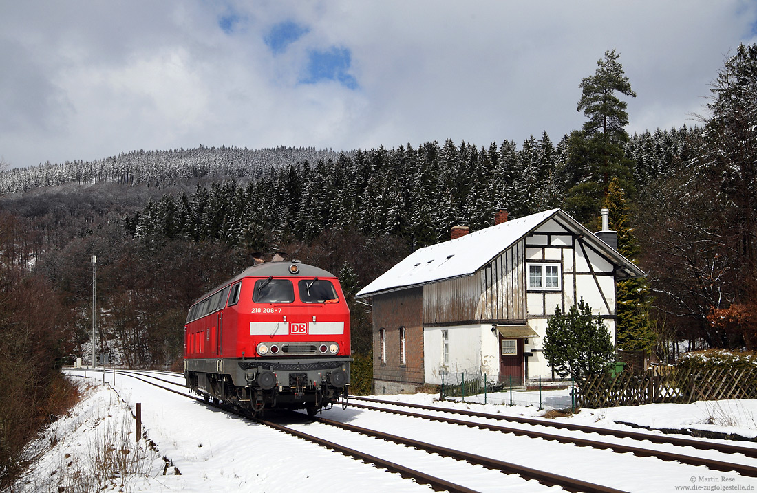 218 208 am ehemaligen Bahnwärterhaus bei Elleringhausen auf der oberen Ruhrtalbahn
